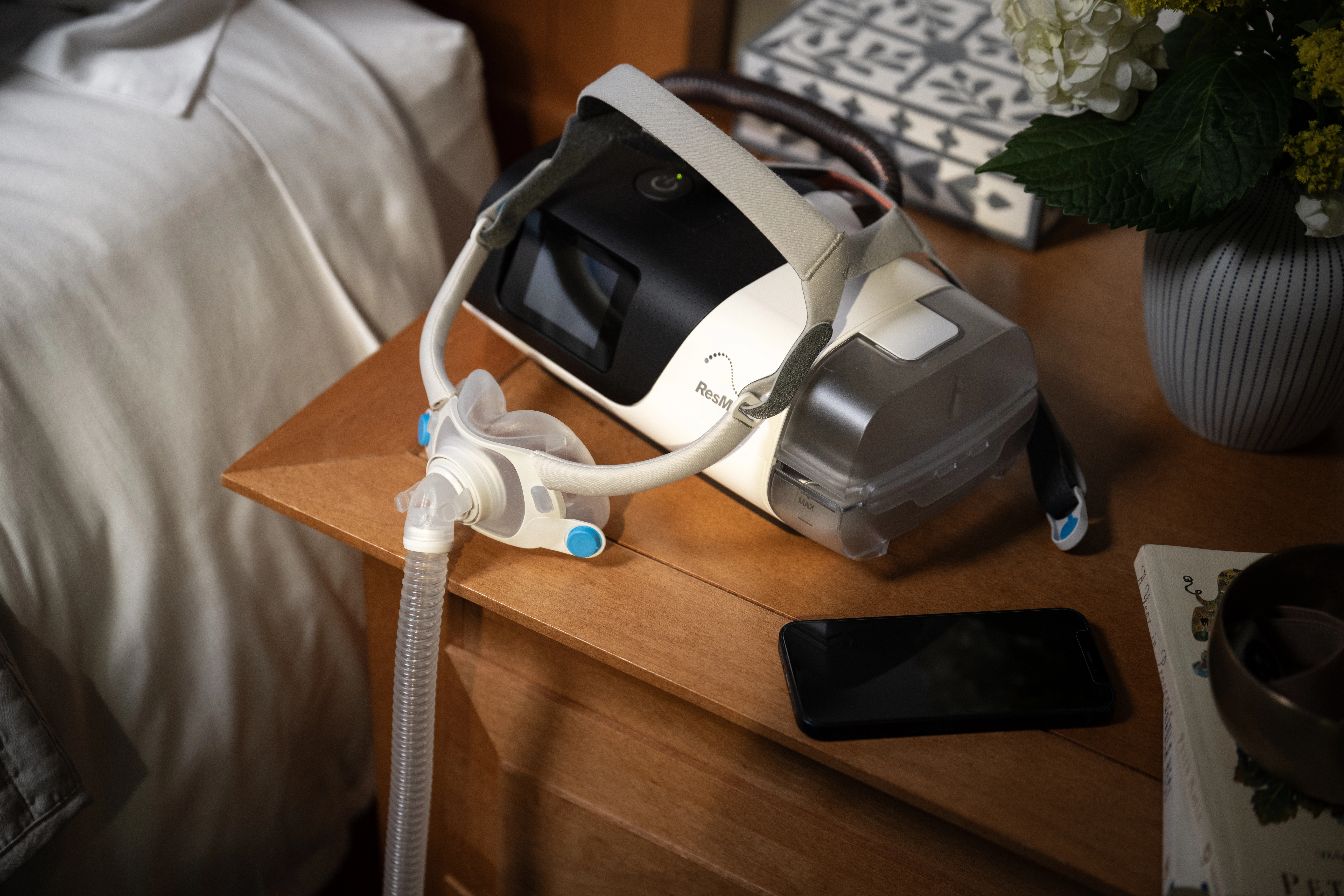 AirFit40_AirCurve11_Screen-Off-Bedside-Nightstand_2839